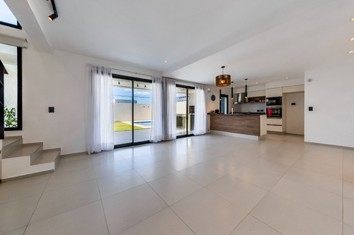 Moderna Casa Docta Etapa 2 Con Pileta