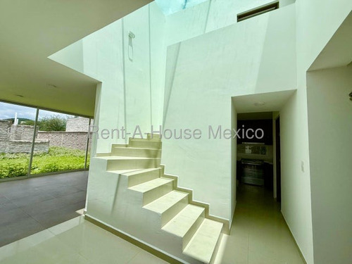 Santa Rosa Jauregui - Casa, Cuarto De Servicio, Sala De Tv, 3 Recámaras. Venta