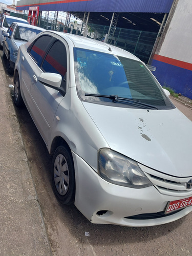 Toyota Etios Sedán 1.5 16v Xs White Pack 4p