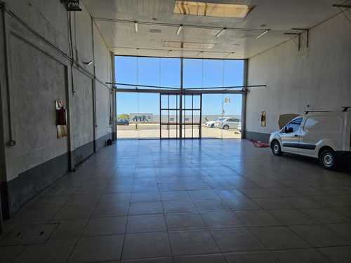 Rambla Y Solano Lopez, 700 M2 De Salón Comercial , Parte Con Doble Altura Y Frente De 20 Mts Y Explanada De 250 M2 !!