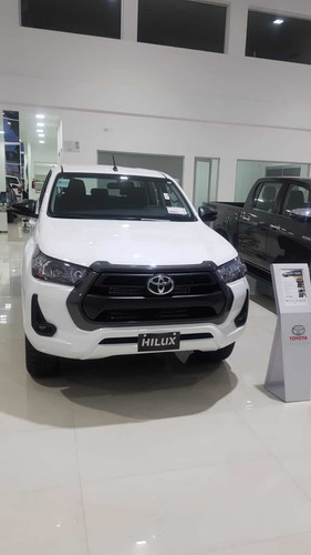 Imagen 2 de 2 de Toyota Hilux 2022 2.8 Cd Srv 177cv 4x2