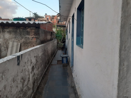 Imagem 2 de 2 de Casa De Dois Comodos Com Banheiro