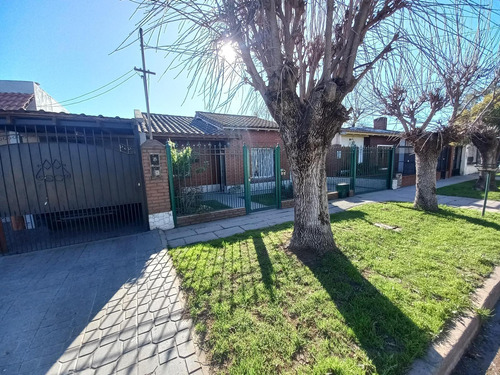 Casa En Venta - 2 Dormitorios 1 Baño Cochera - 300 Mts2 - Almirante Brown,buenos Aires