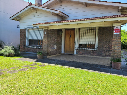 Solido Chalet De 4 Ambientes Con Lote Parquizado