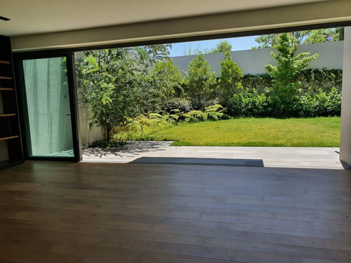 De Revista Casa Nueva En Venta, Vistahermosa, Calle Cerrada