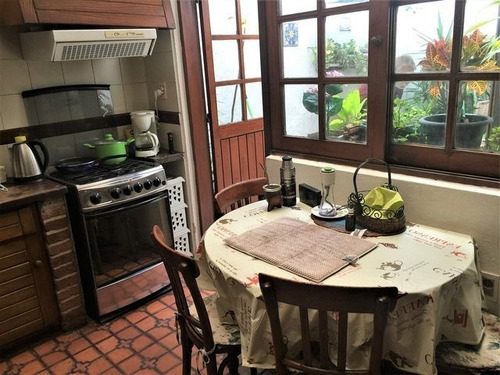 Imagen 7 de 15 de En Uno De Los Mejores Barrios De Montevideo. Casa Muy Cálida De Excelente Carpintería Y Materiales.