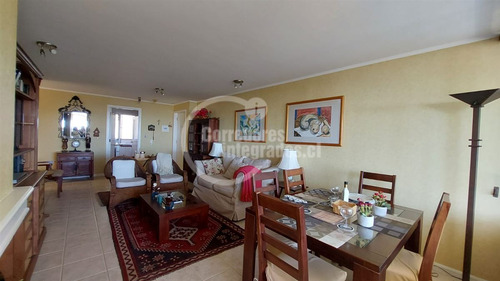 Departamento En Arriendo De 3 Dormitorios. En Santo Domingo