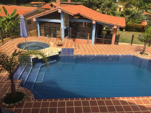 Imagen 2 de 14 de Casa Quinta 2000 M2 / 4h/5b/4 Puestos / Las Mercedes Páparo