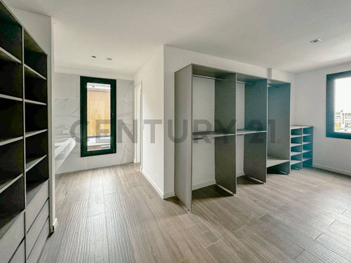 Casa Al Agua En Virazón Nordelta Con 4 Suites Y Tercera Planta.