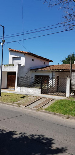 Casa En Venta De 3 Ambientes Amplios En San Andrés