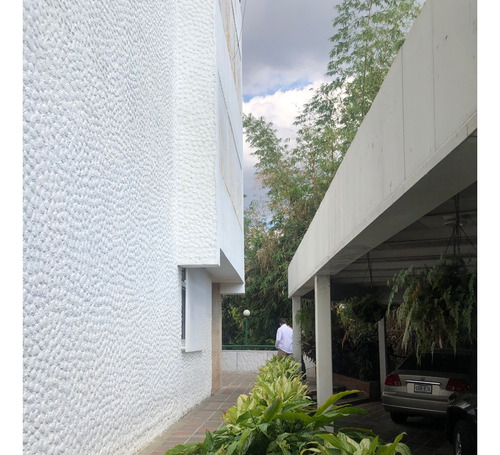 Estupendo Edificio De 3 Plantas Con 3 Apartamentos. Ideal Para Un Grupo Familiar