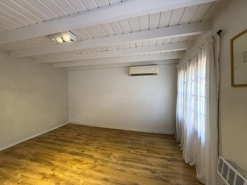 Casa De Pasillo De 2 Dormitorios Con Patio Y Parrillero