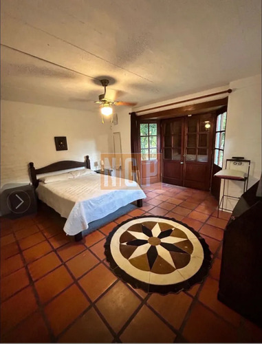 Vende Casa En Punta Del Este De 4 Dormitorios.