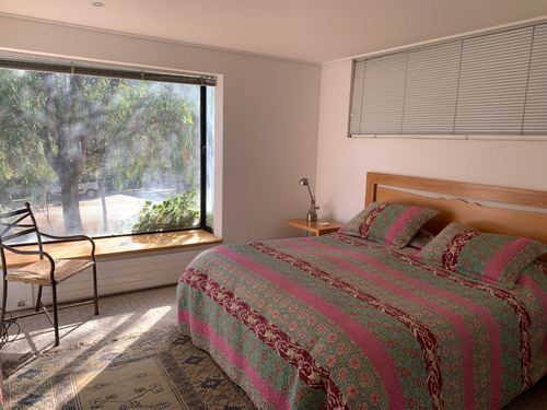 Excelente Parcela Con Amplia Casa, Gran Terreno Y Jardines
