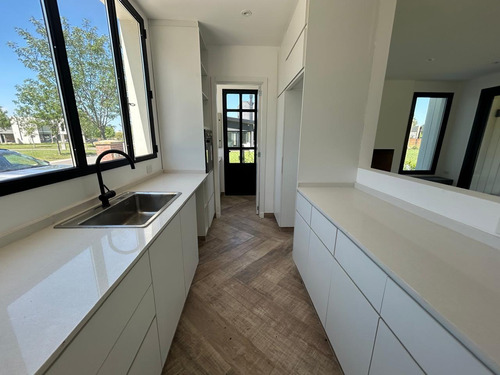 Casa En Venta En Barrio Privado Santo Tomas