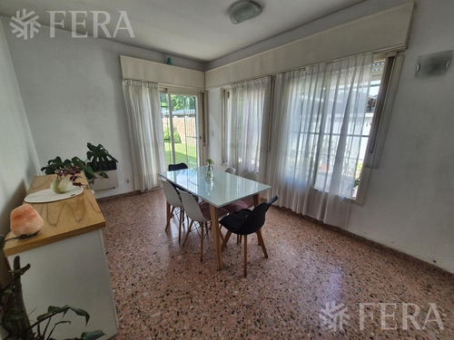 Venta Casa 4 Ambientes Con Cochera Y Jardín En Ezpeleta