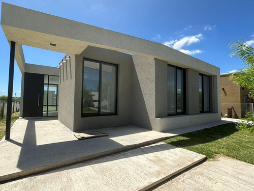 Casa En  Alquiler En San Ramón, Pilar Del Este.