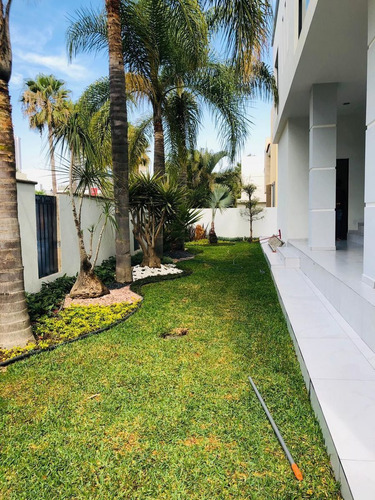 Residencia De Super En Puerta De Hierro Dentro De Coto