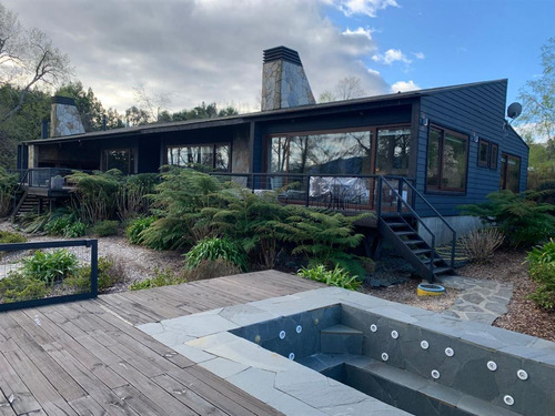 Casa En Venta De 7 Dorm. En Panguipulli