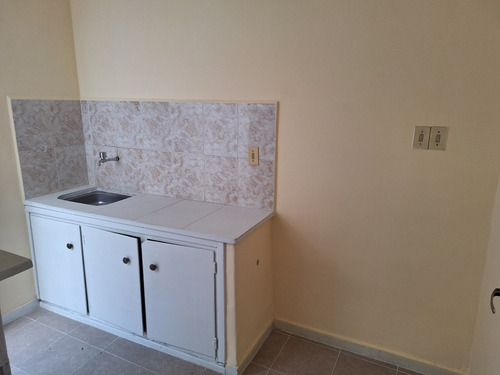 León Pérez Casi G. Flores. Impecable, Seguro, 1 Dorm, Patio.