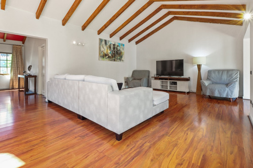 Espectacular Casa Estilo Español En Camino De Los Trapenses