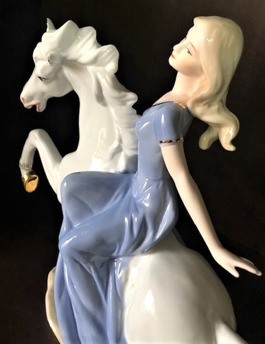 Imagem 5 de 12 de Estatua Mulher Cavalgando Porcelana 30cm