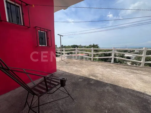 Amplia Casa De 3 Niveles Con Vistas Panorámicas En Lomas De Enmedio