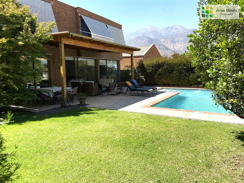 Impecable En Condominio 5 Dorm. Servicio Y Sala De Estar.