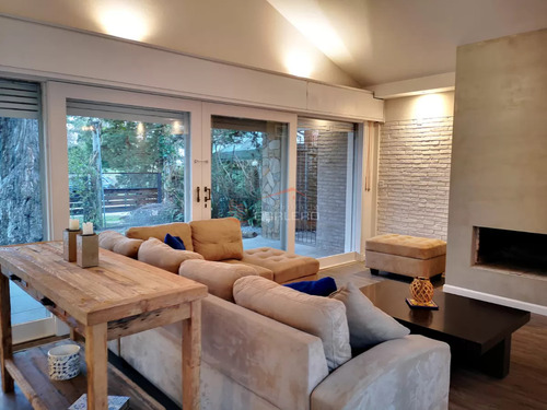 Casa En Alquiler De Verano En Punta Del Este, Zona Playa Mansa Con Parrillero Y Piscina, 5 Dormitorios