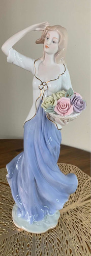 Estatueta Moça Com Flores Em Porcelana - 30cm