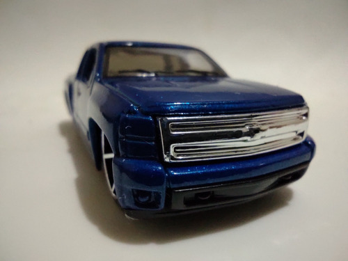 Vehículo A Escala 1:64, Hot Wheels Chevy Silverado Sin Moto 