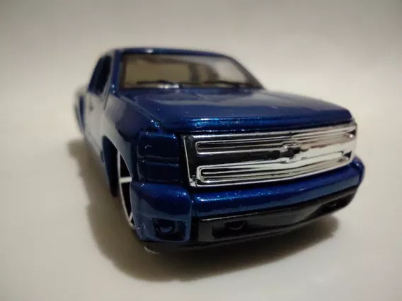 Vehículo A Escala 1:64, Hot Wheels Chevy Silverado Sin Moto