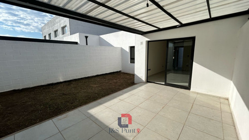 Duplex En Brisas De Manantiales .