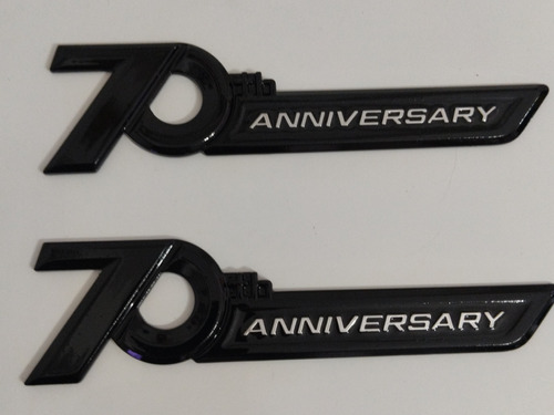 Emblema Black Edition 70 Aniversario 