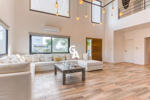 Imagen 3 de 30 de Casa En Venta 8 Ambientes En Vistas / Permuta