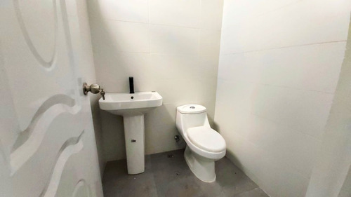 Local Para Uso Comercial O De Oficina En Alquiler En Av, Barceló De Bávaro, Punta Cana, 89m2