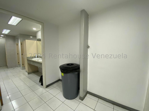 Local Comercial En Venta Urb Las Mercedes. Ideal Para Sede De Empresa O Negocio.atencion Al Publico.administracion. 24-26995gm