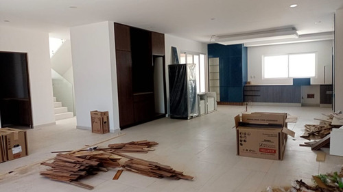 Preciosa Residencia En Misión San Jerónimo, 5 Habitaciones, Sótano, 6.5 Baños..