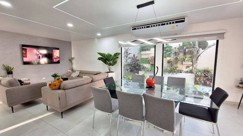 T.r. Vende Casa Totalmente Remodelada En Calle Cerrada En La Urbanizacion Trigal Sur Cod. 288461