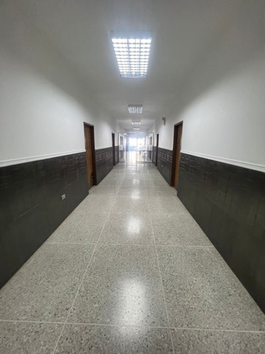 Imagen 6 de 20 de Ea-003 Zona Oeste Edificio Clinica Sector Santa María