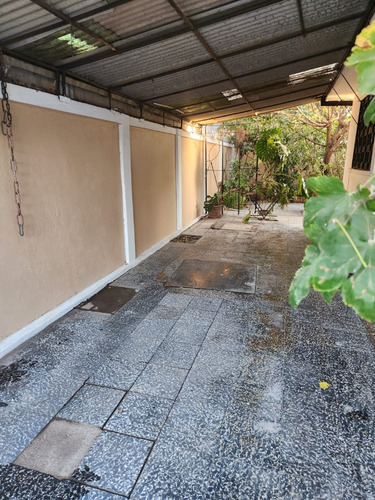 Excelente Casa En Calle Inés Rivas, Comuna De La Cisterna.