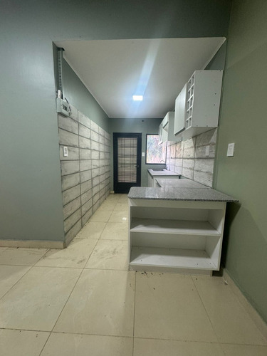 Chalet En Barrio Ingles A Metros De La Plaza De Hurlingham. Lote 10 X 44