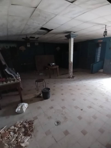 En Venta Local A Remodelar En Plena Av Bolivar Norte Cerca Al Liceo Pedro Gual.
