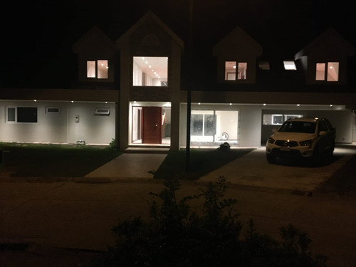 Casa De 180 M2, 6 D 6 B, Dos Pisos, Isla Teja , Valdivia
