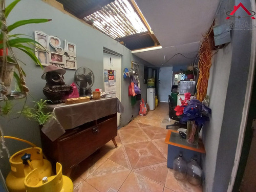 Se Vende Amplia Casa Regularizada En Población 1° De Mayo