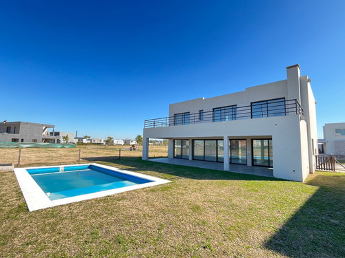Casa A Estrenar En Barrio Riberas Puertos Escobar Lote Interno Pileta