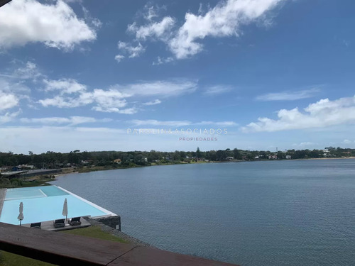 Apartamento En Venta De 3 Dormitorios En Edificio Delamar, Punta Del Este.