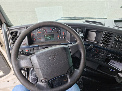 Imagem 9 de 13 de Caminhão Volvo Fh 540 6x4 - Ano 2013