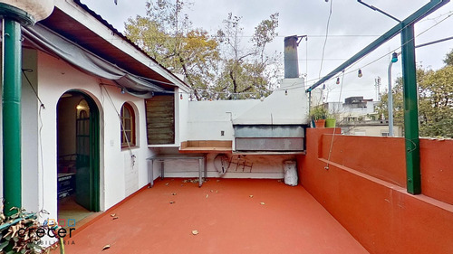 Hermosa Casa De Epoca De 4 Ambientes Con Terraza Y Patio