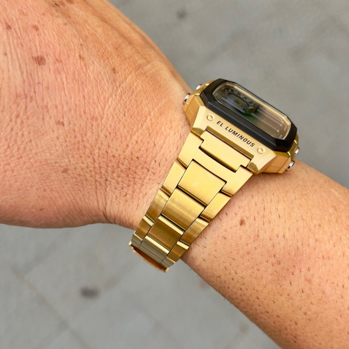 Relógio Esportivo Dual Time Com Pulseira Em Aço Inox Correia Dourado Bisel Dourado Fundo Preto